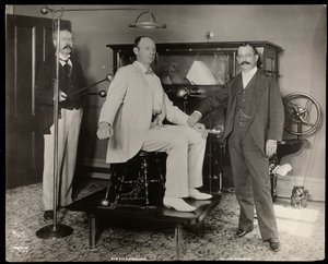 1895年にニューヨークのウッドベリー博士のオフィスで賞を受賞したロバートプロメテウスフィッツシモンズ、1895年（銀ゼラチンプリント）